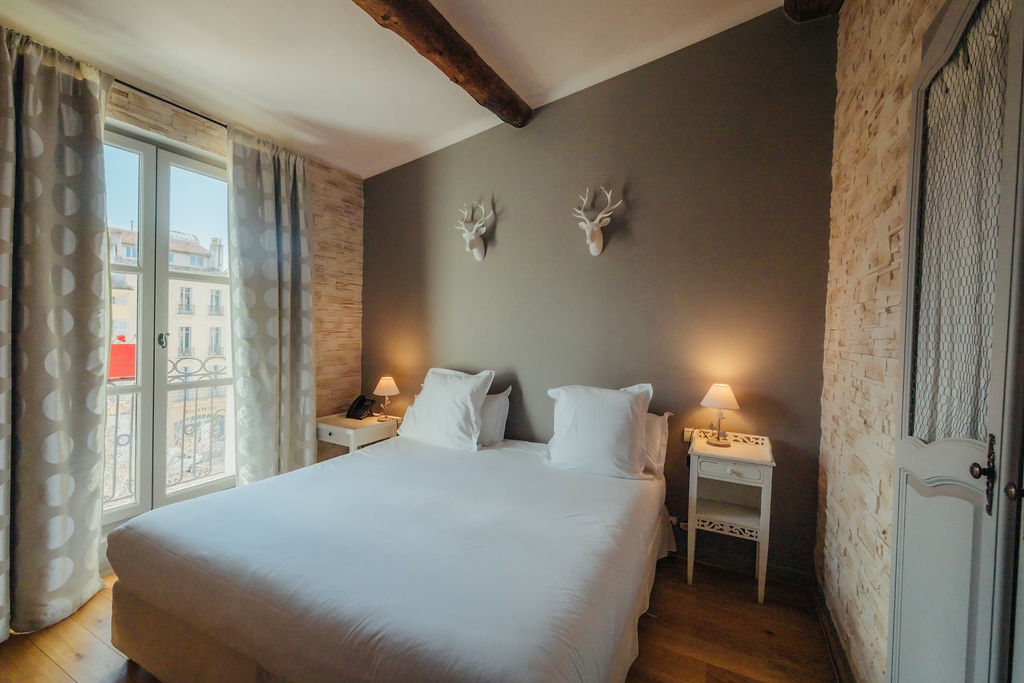 Détail du mobilier design dans la Suite Augustin – Hébergement de charme à Aix-en-Provence