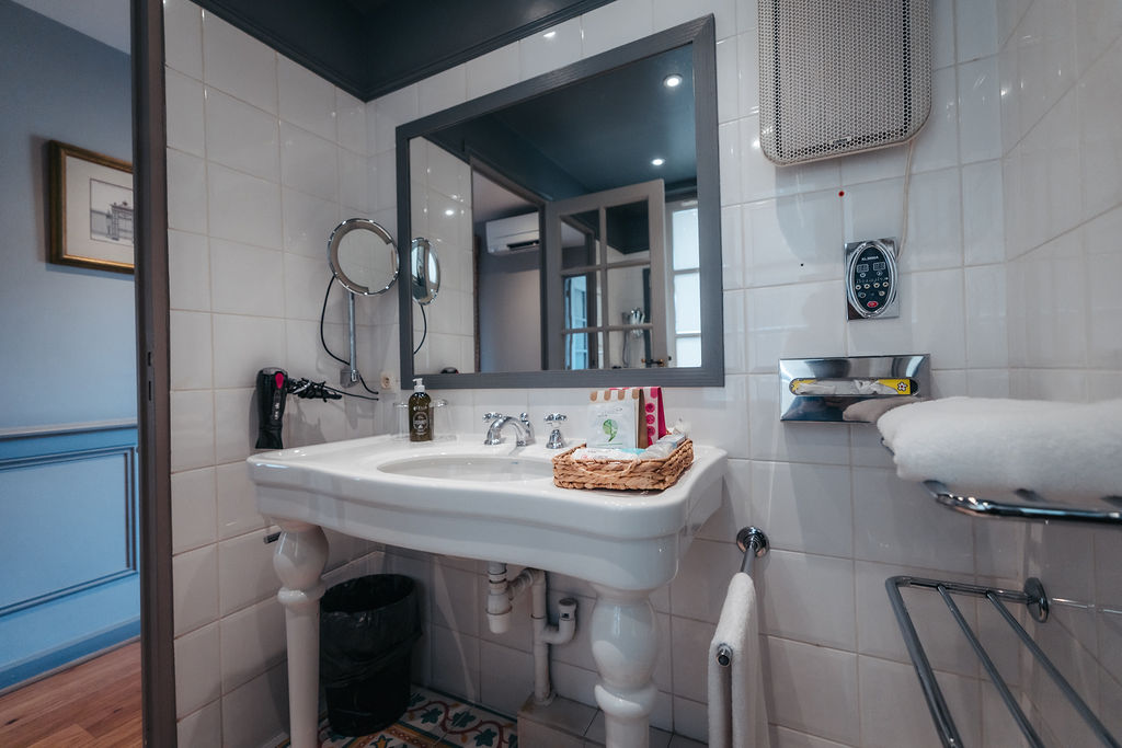 Lumière naturelle et confort moderne dans la Suite Augustin – Hôtel en centre-ville d’Aix-en-Provence