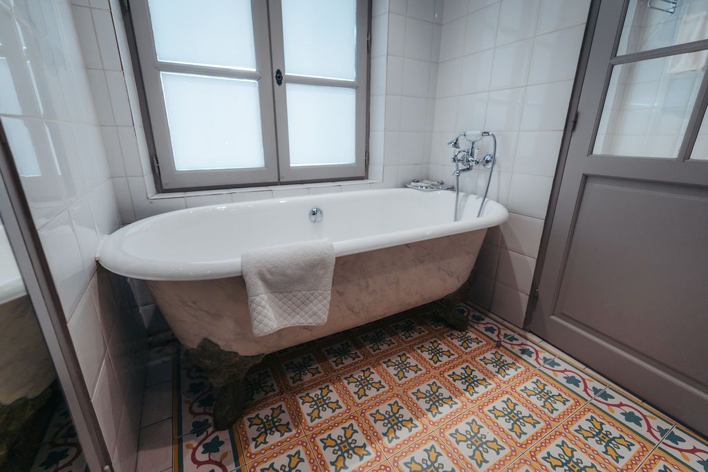 Salle de bain haut de gamme de la Suite Augustin avec douche à l’italienne – Hôtel à Aix-en-Provence