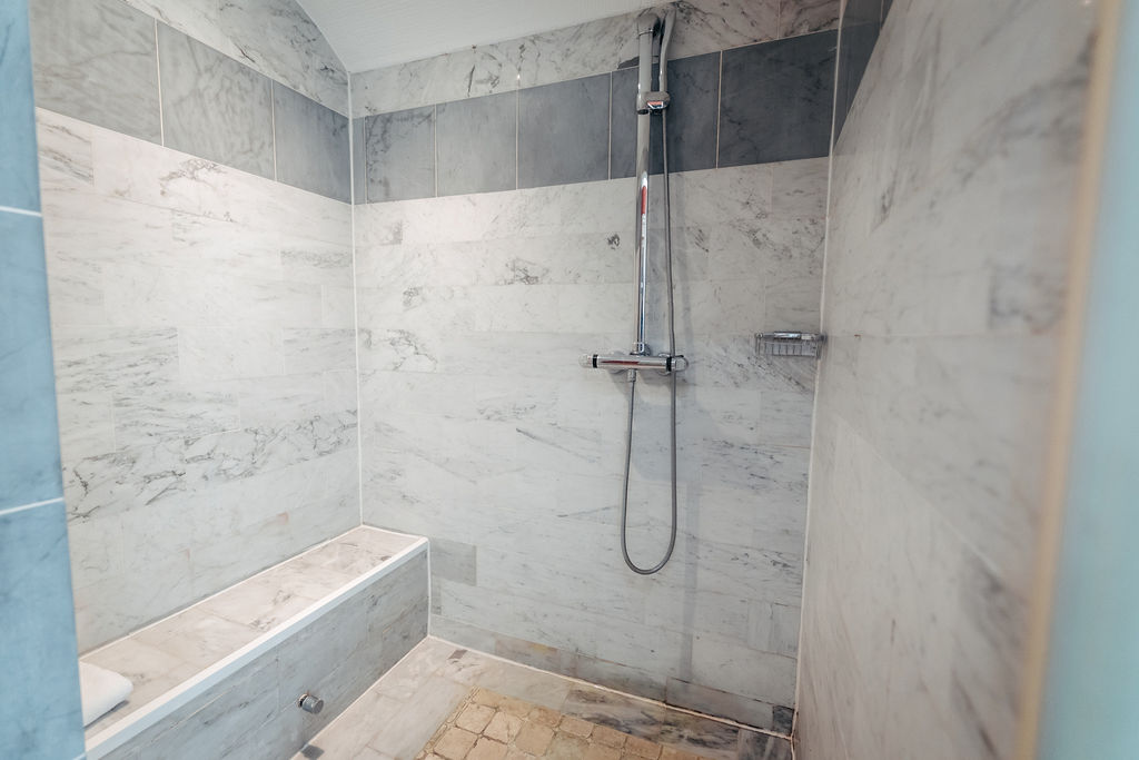 Salle de bain moderne de la Suite Pablo avec douche à l’italienne - La Bastide de Paula