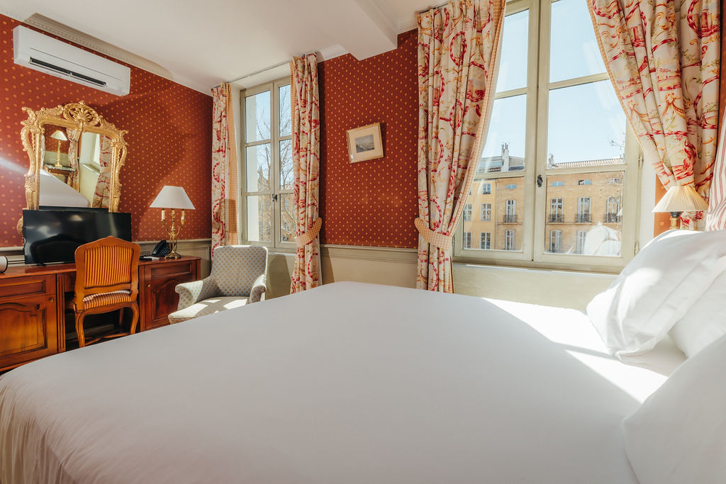 Décoration élégante et ambiance chaleureuse de la Suite Pablo - Hotel en Provence