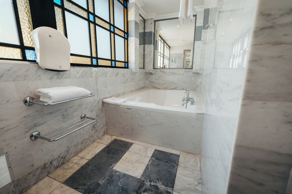 Salle de bain élégante de la Suite Paula avec équipements haut de gamme – Hôtel à Aix-en-Provence