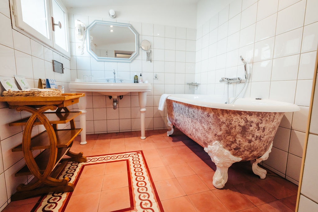 Clarté naturelle et design raffiné dans la Suite Santa – Séjour de luxe à Aix-en-Provence