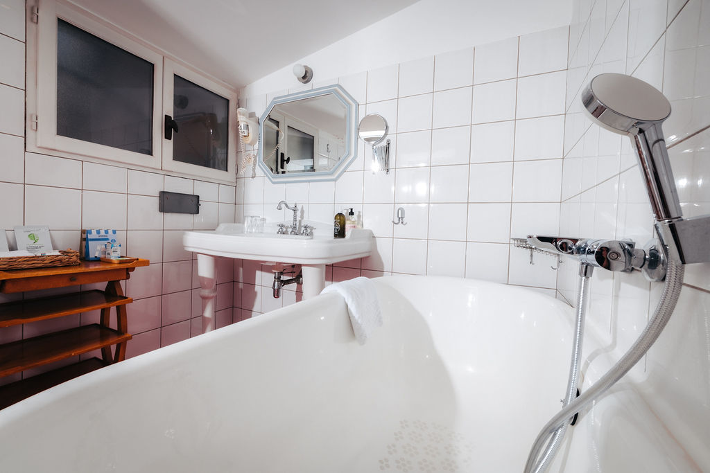 Salle de bain design de la Suite Santa avec douche à l’italienne – Hôtel à Aix-en-Provence